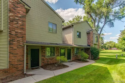 21980 Indian Creek Dr 15 Dr, Farmington Hills, MI 48335