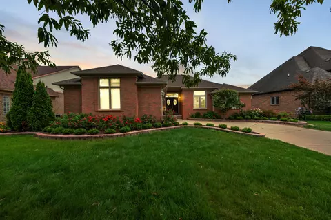 47722 Beacon Square Dr, Macomb, MI 48044