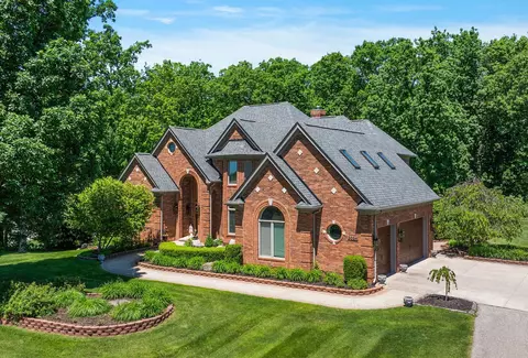 3024 Stone Meadow Dr, Milford, MI 48380