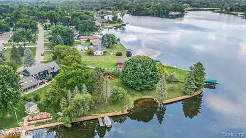 8705 Waumegah Rd, Clarkston, MI 48348