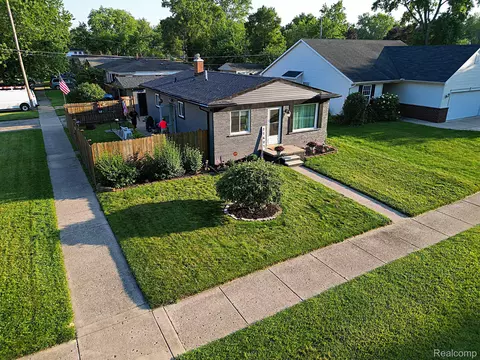27607 Pembroke St, Livonia, MI 48152