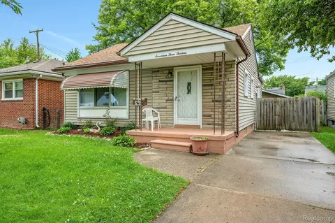 17313 Lincoln Ave, Eastpointe, MI 48021