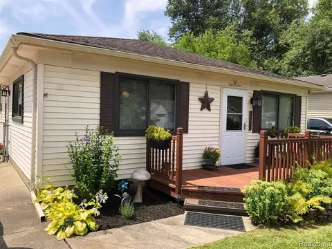 26870 Earl St, Harrison Township, MI 48045