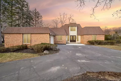 2426 Wickfield Rd, West Bloomfield, MI 48323