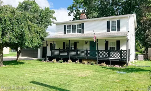 8230 Cooley Beach Dr, White Lake, MI 48386