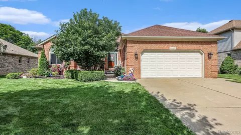 46613 Old Oak Ln, Macomb, MI 48042
