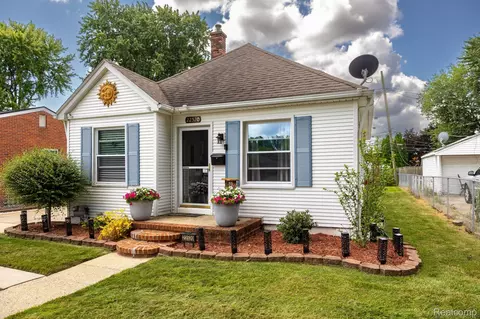 22520 Garfield St, Saint Clair Shores, MI 48082
