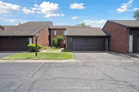 3074 Lindenwood Dr, Dearborn, MI 48120