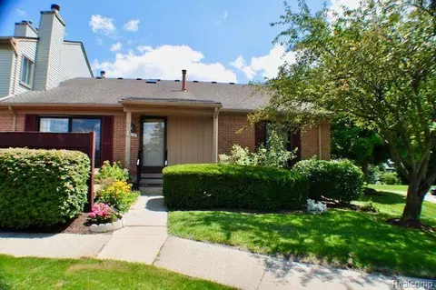 38843 Country Cir 80 11 Cir #80, Farmington Hills, MI 48331