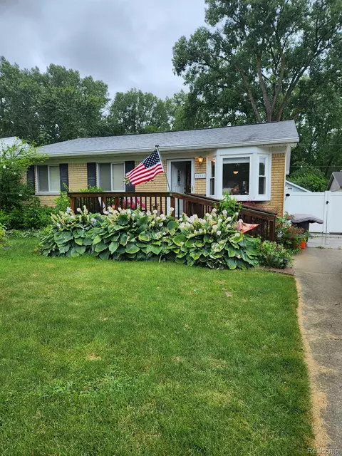 15501 Deering St, Livonia, MI 48154