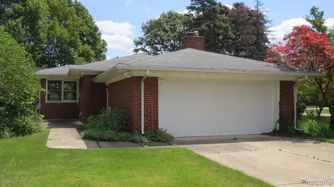 7782 Coventry Ave, Grosse Ile, MI 48138