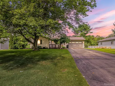 6412 Wildflower Ln, Green Oak, MI 48116