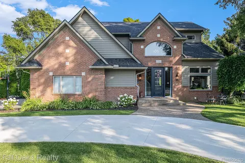 735 Lakes Edge Dr, Oxford, MI 48371