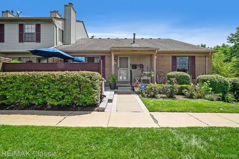 38863 Country Cir 88 12 Cir #88, Farmington Hills, MI 48331