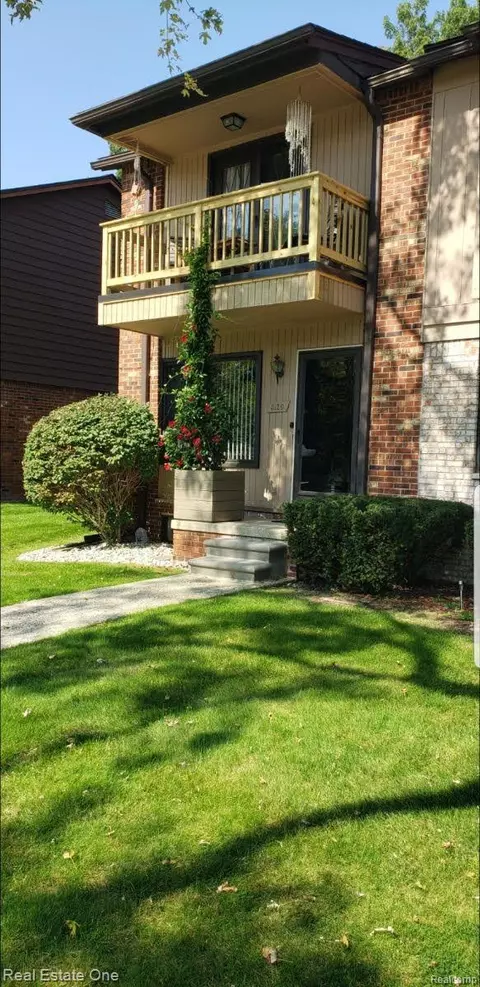 3126 Summers Rd, Keego Harbor, MI 48320