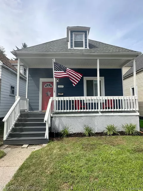 1527 Oak St, Port Huron, MI 48060