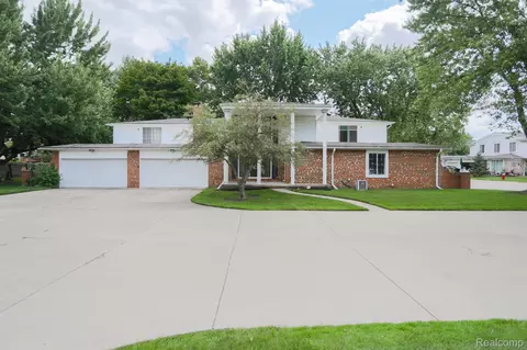 32556 Barclay Sq, Warren, MI 48093