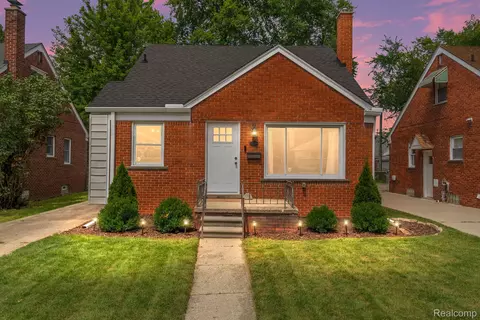 23009 Gaukler St, Saint Clair Shores, MI 48080