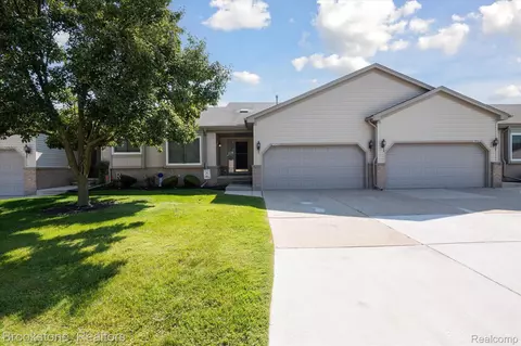 53292 Glen Oak Dr, Chesterfield, MI 48051