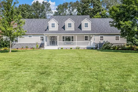 3180 Long Ln, White Lake, MI 48383