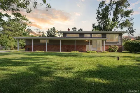 2605 Little Trail Rd, Commerce, MI 48390