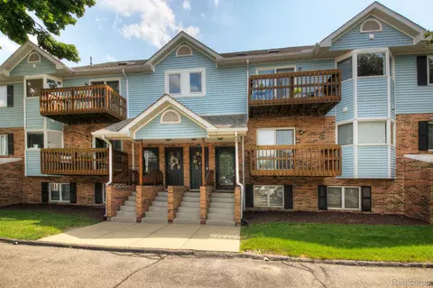 252 Pinewood Dr, Plymouth, MI 48170