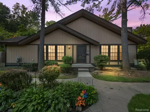 25167 Greenbrooke Dr, Southfield, MI 48033