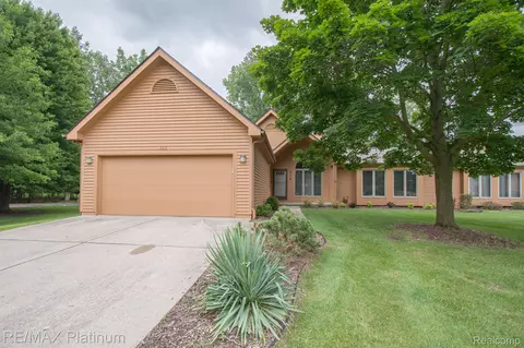 228 Glenwood Ave, Fenton, MI 48430