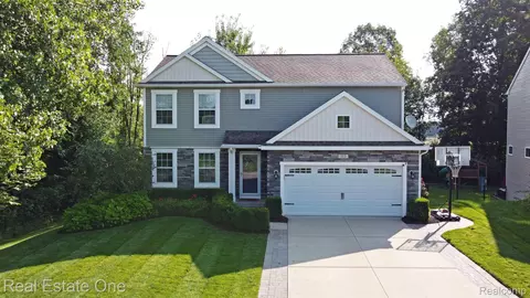 513 Knollwood Dr, Brandon, MI 48462