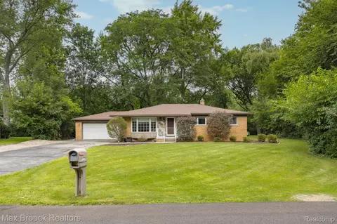 32560 Hearthstone Rd, Farmington Hills, MI 48334
