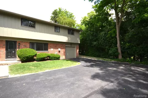 160 E Hickory Grove Rd, Bloomfield Hills, MI 48304