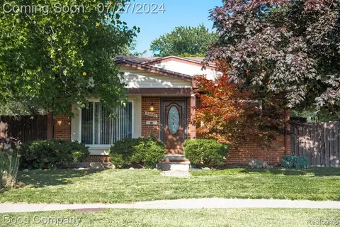 28040 Blum St, Roseville, MI 48066