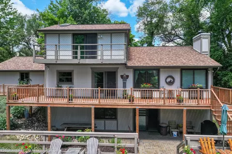8455 Rattalee Lake Rd, Springfield, MI 48348