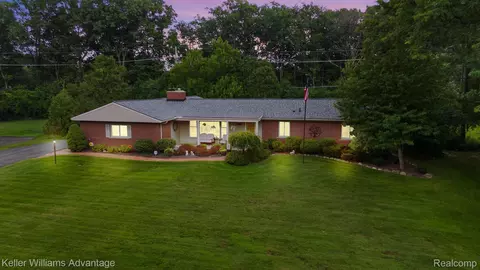 21800 Connemara Dr, Northville, MI 48167