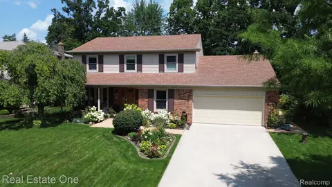 1309 Player Dr, Troy, MI 48085