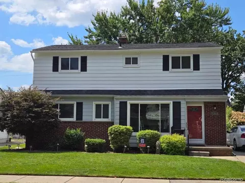 22918 Carolina St, Saint Clair Shores, MI 48080