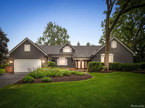 2922 Woodland Rdg, West Bloomfield, MI 48323