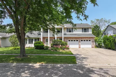 913 Birchwood Dr, Flushing, MI 48433