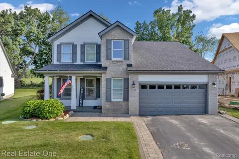 7425 Village Crt Ct, Springfield, MI 48350