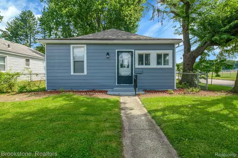 18402 Glenmore, Redford, MI 48240
