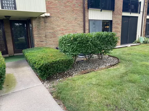 18431 University Park Dr, Livonia, MI 48152
