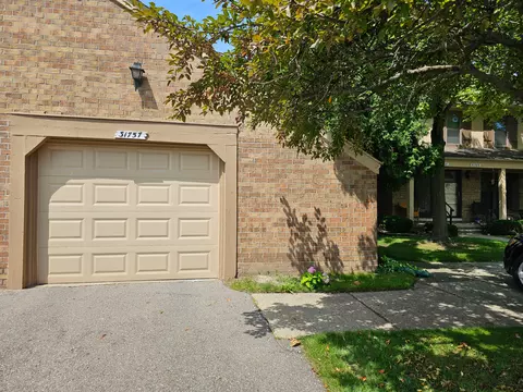 31757 Hickory Ln 13 Ln, Warren, MI 48093