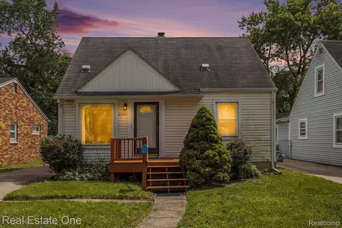 26069 Hanover St, Dearborn Heights, MI 48125