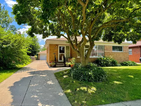 19918 Mauer St, Saint Clair Shores, MI 48080