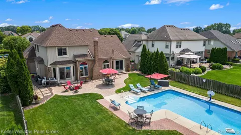 46799 Middle Brook Dr, Macomb, MI 48044