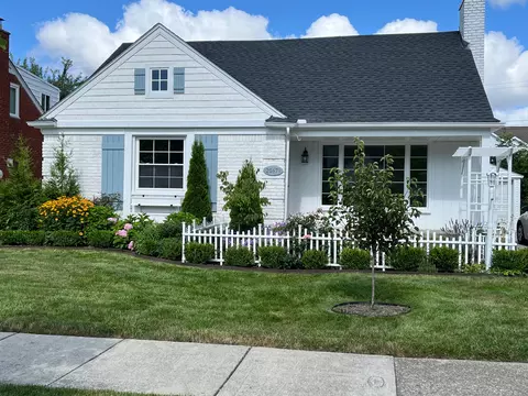 20671 Wedgewood Dr, Grosse Pointe Woods, MI 48236