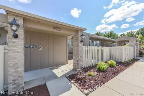 62340 Arlington Cir #2, South Lyon, MI 48178