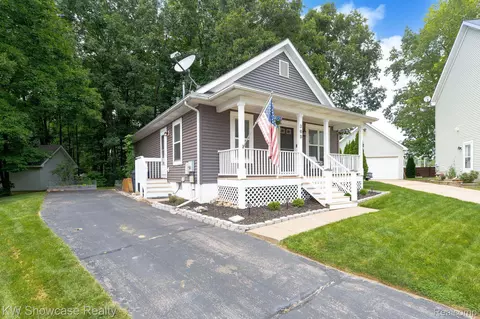 368 Chalmers Ln, Genoa, MI 48843