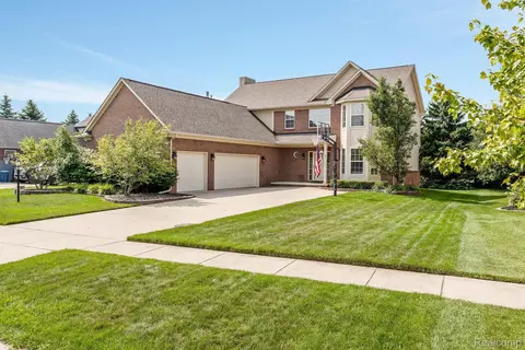 212 Aspen Ln, Oxford, MI 48371