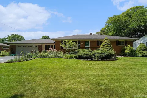 1171 Genella St, Waterford, MI 48328